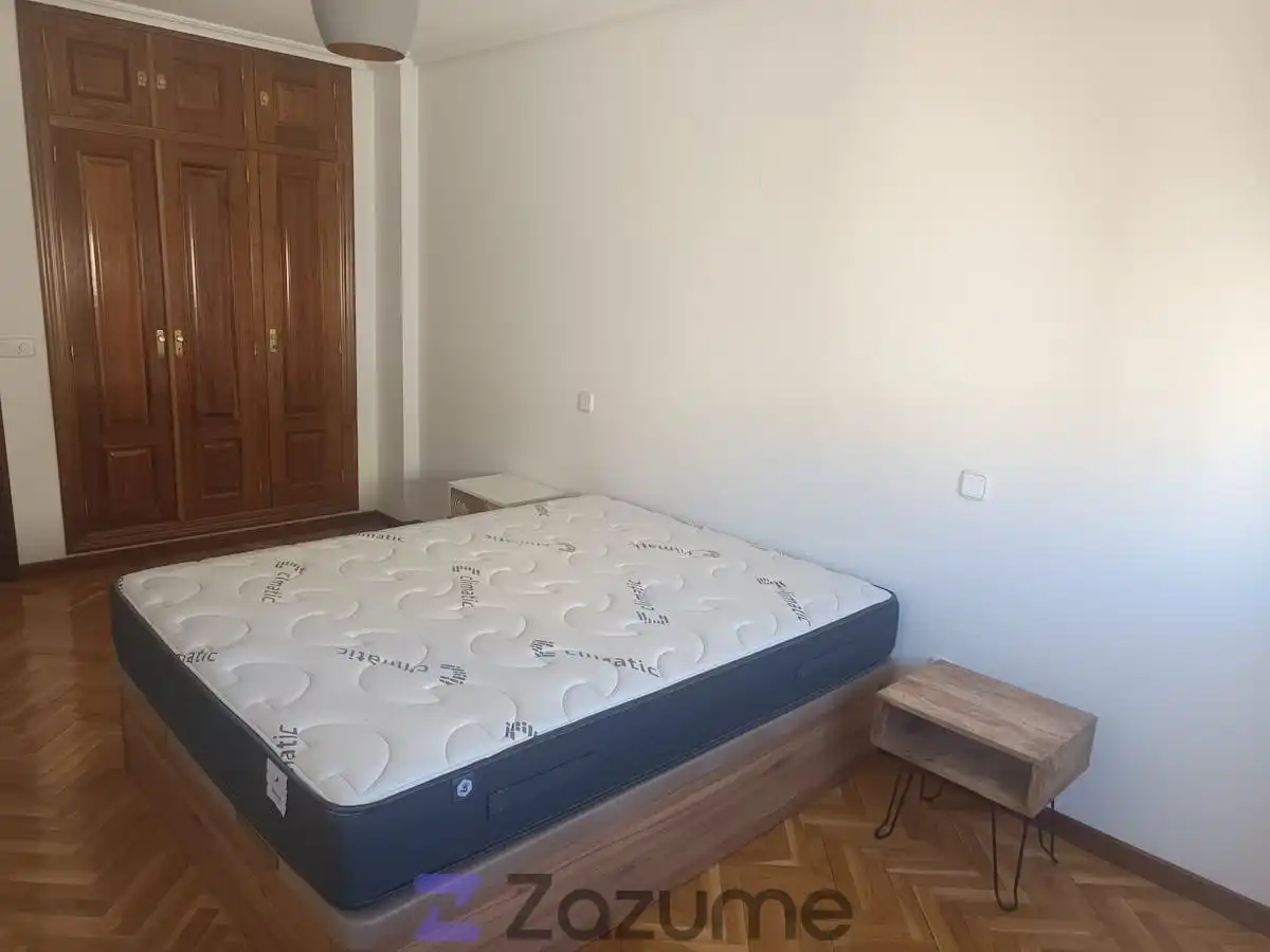 Habitación de Apartamento de alquiler en Ávila con Calefacción, Parquet y Terraza