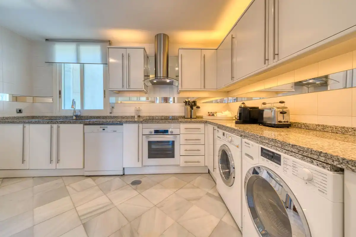Cuina de Apartament en venda en Marbella amb Aire condicionat, Terrassa i Traster