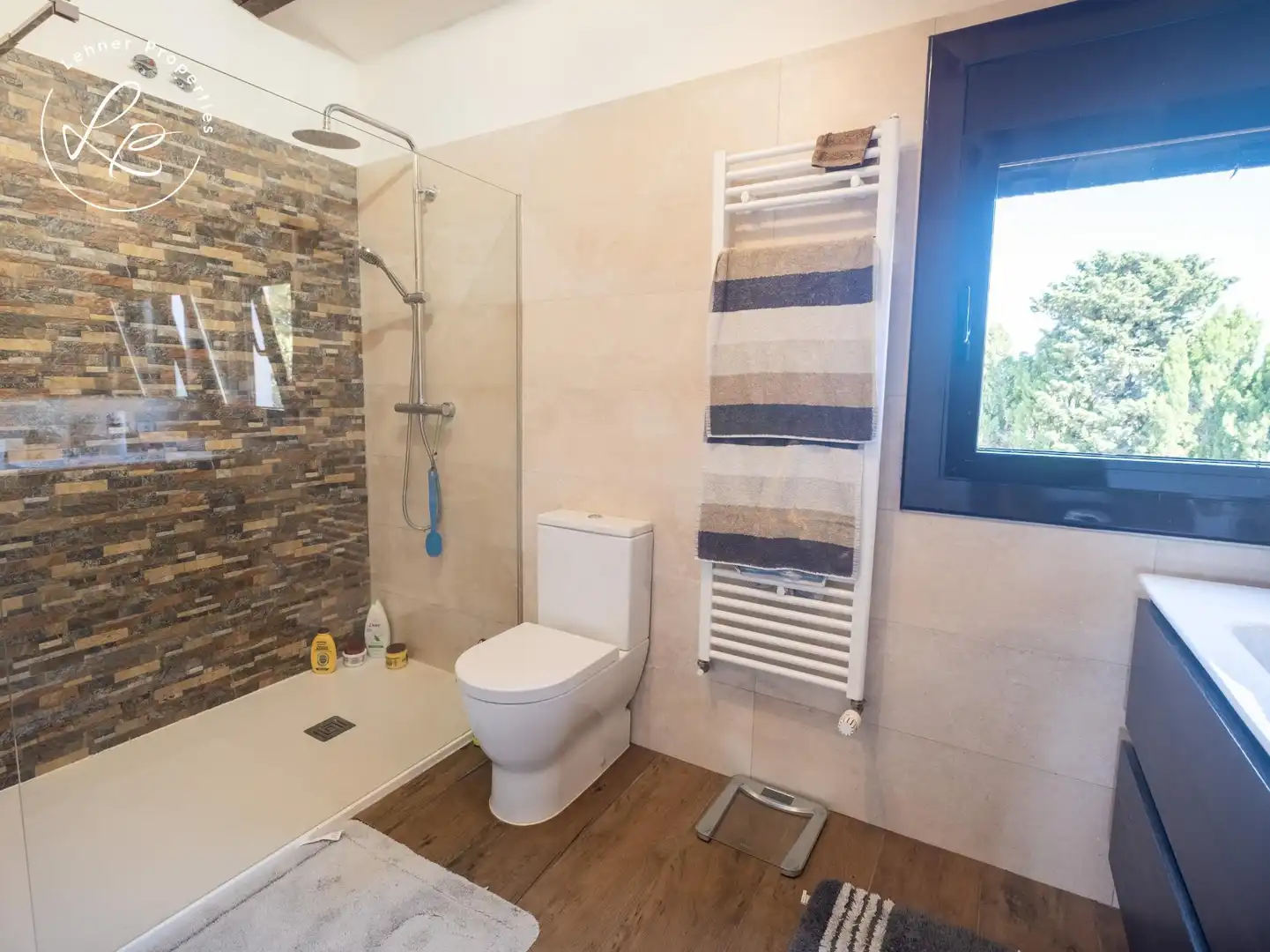 Bany de Casa o xalet en venda en Pedret i Marzà amb Aire condicionat, Calefacció i Jardí privat