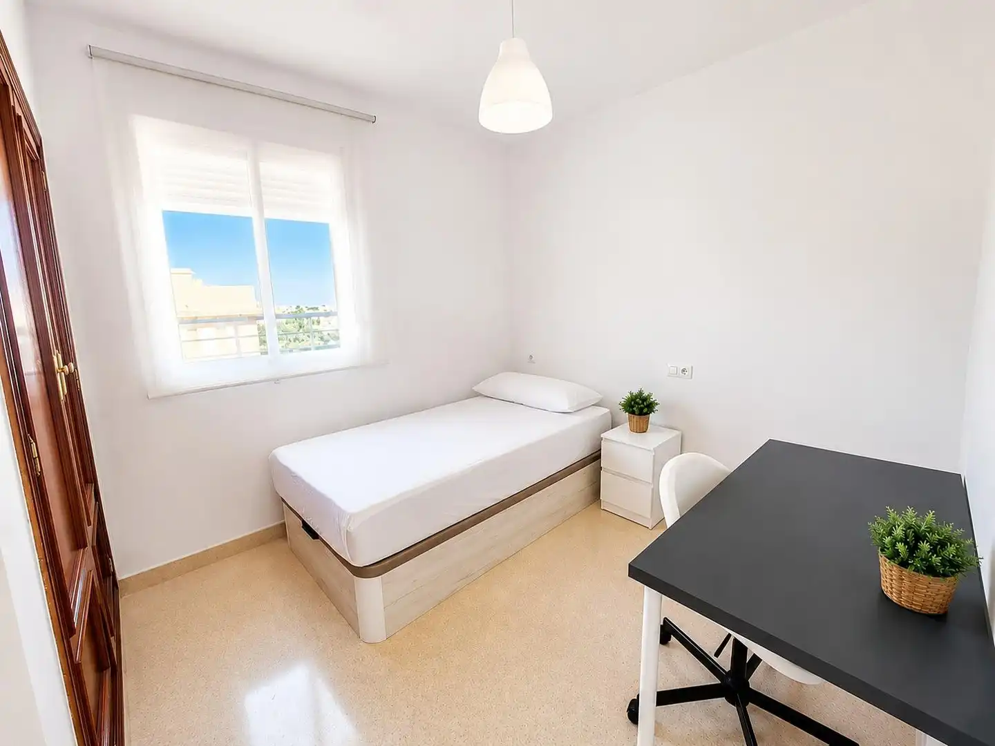Schlafzimmer von Dachboden zur Miete in Málaga mit Klimaanlage, Privatgarten und Terrasse