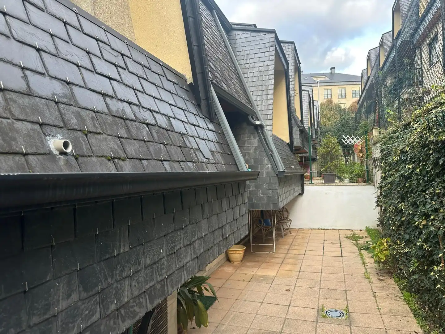 Vista exterior de Casa adosada en venda en Ourense Capital  amb Aire condicionat, Jardí privat i Terrassa