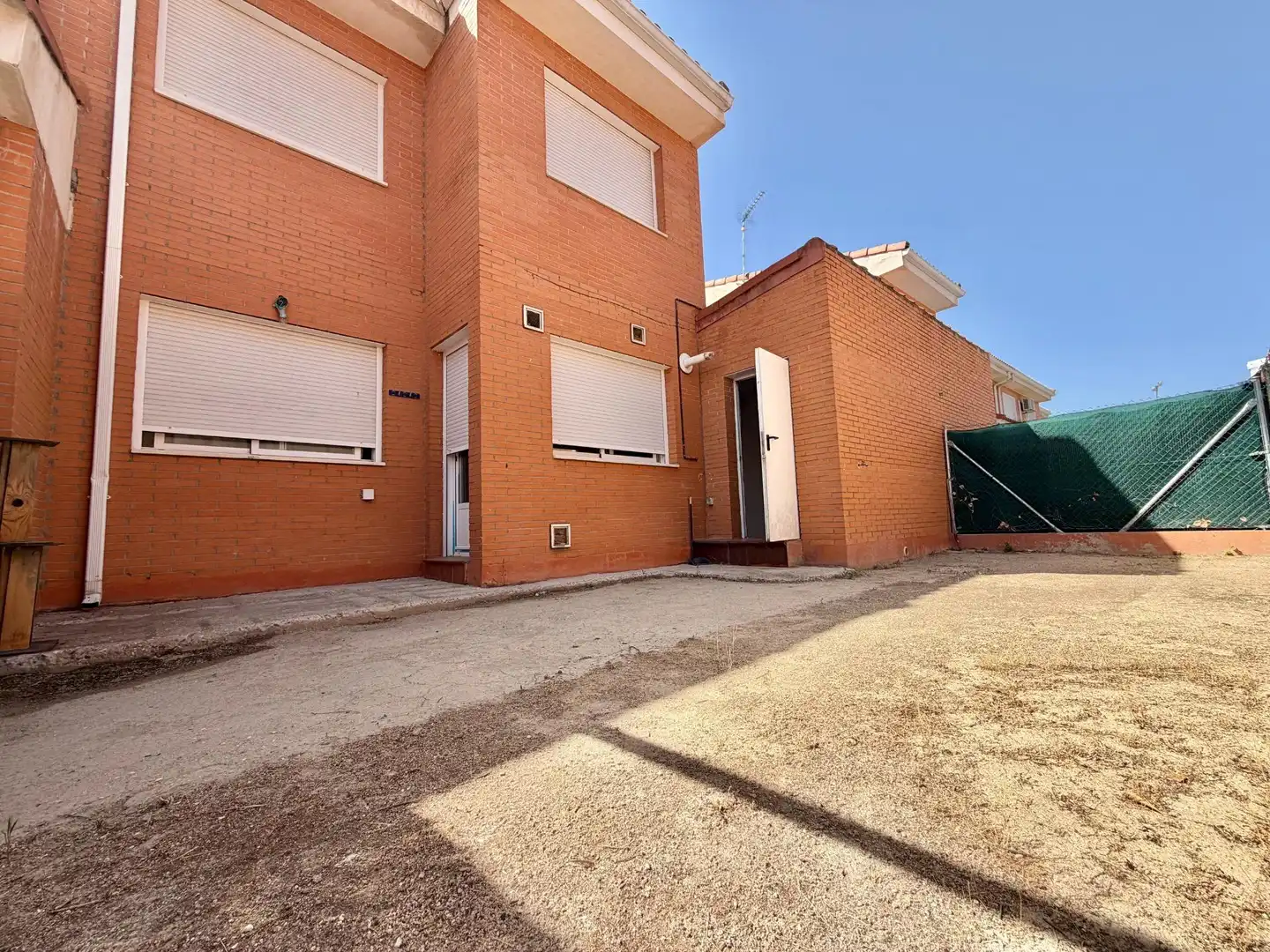 Vista exterior de Casa adosada en venda en Seseña amb Calefacció, Jardí privat i Alarma