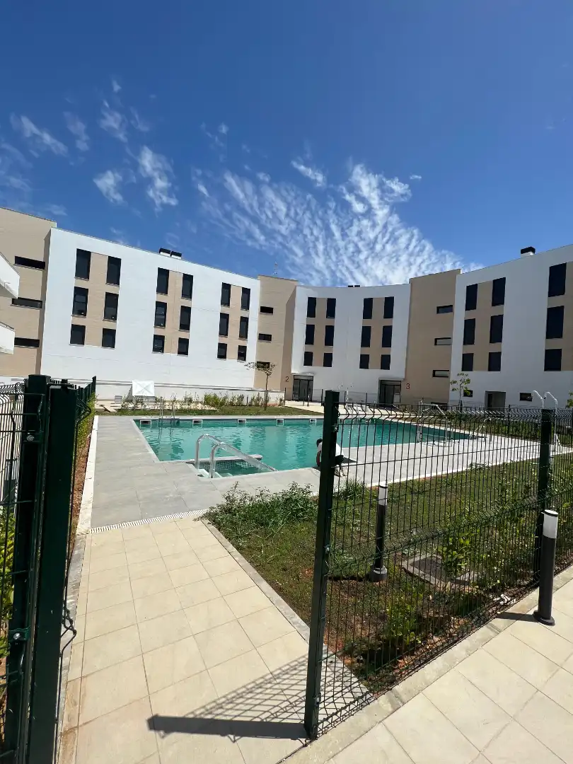 Piscina de Piso de alquiler en Camas con Aire acondicionado, Calefacción y Terraza