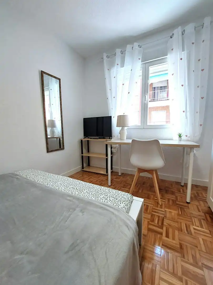 Bedroom of Flat for share in Getafe  with Heating, Washing machine and TV