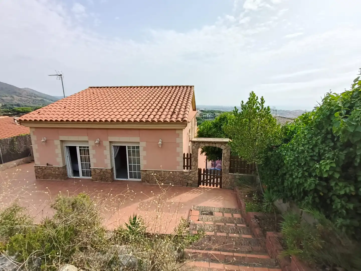 Vista exterior de Casa o xalet en venda en Calella amb Calefacció, Jardí privat i Terrassa