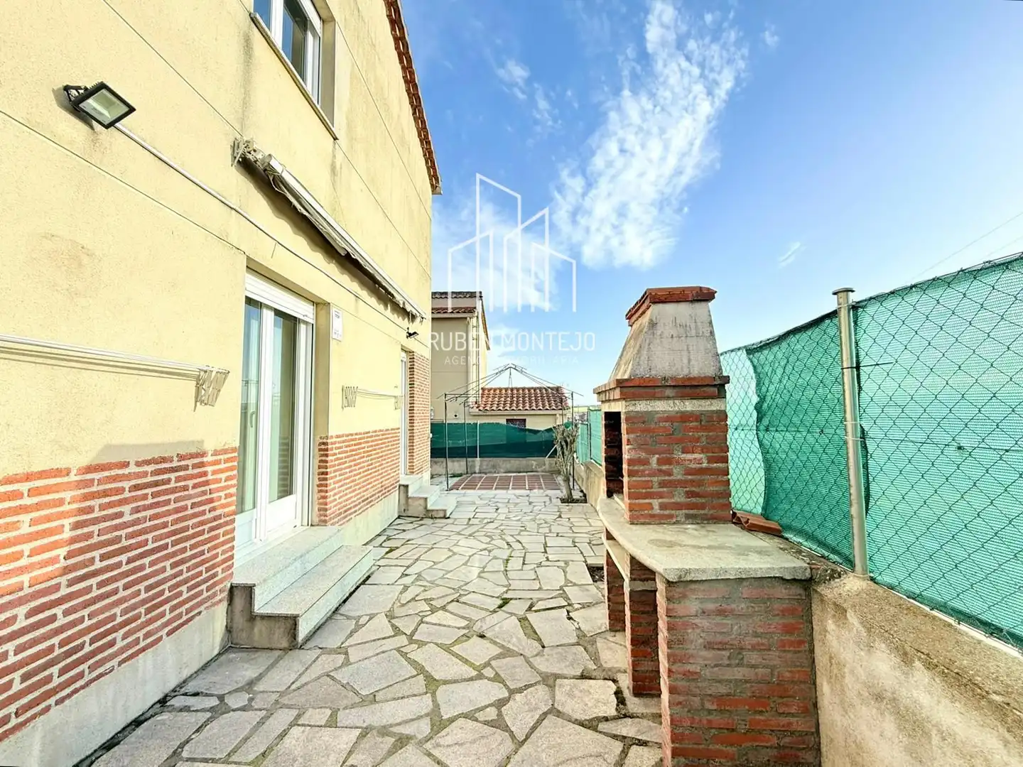 Außenansicht von Einfamilien-Reihenhaus zum Verkauf in Matilla de los Caños del Río mit Heizung, Privatgarten und Terrasse