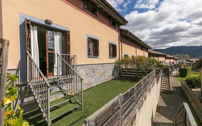 Vista exterior de Casa adosada en venda en Sabiñánigo amb Calefacció, Jardí privat i Terrassa