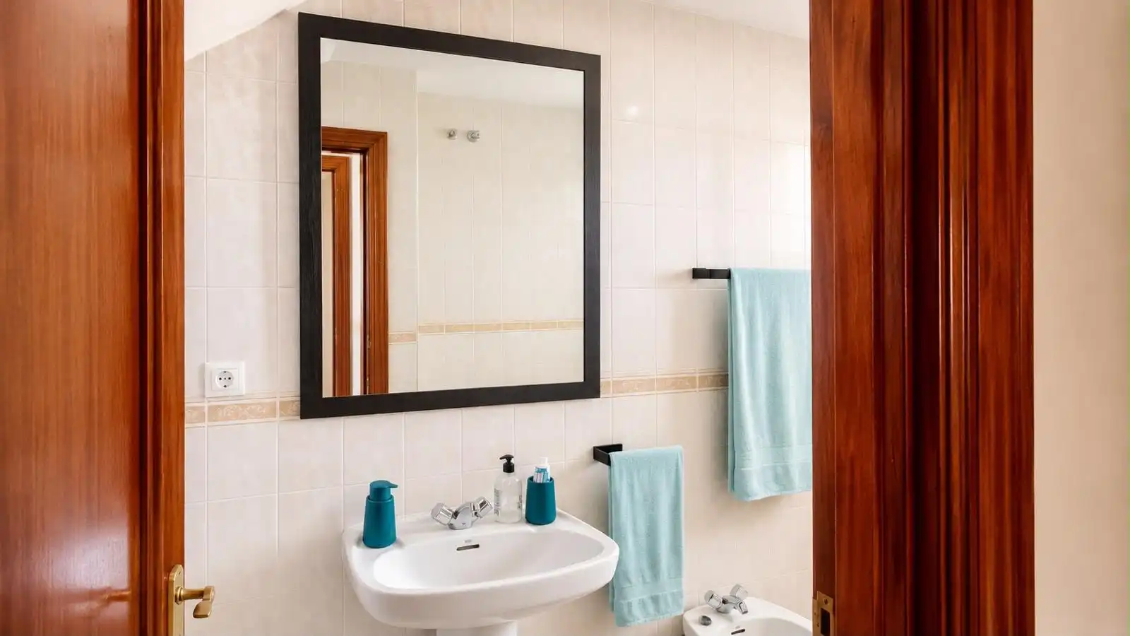 Baño de Apartamento de alquiler en Torrevieja con Aire acondicionado, Calefacción y Terraza