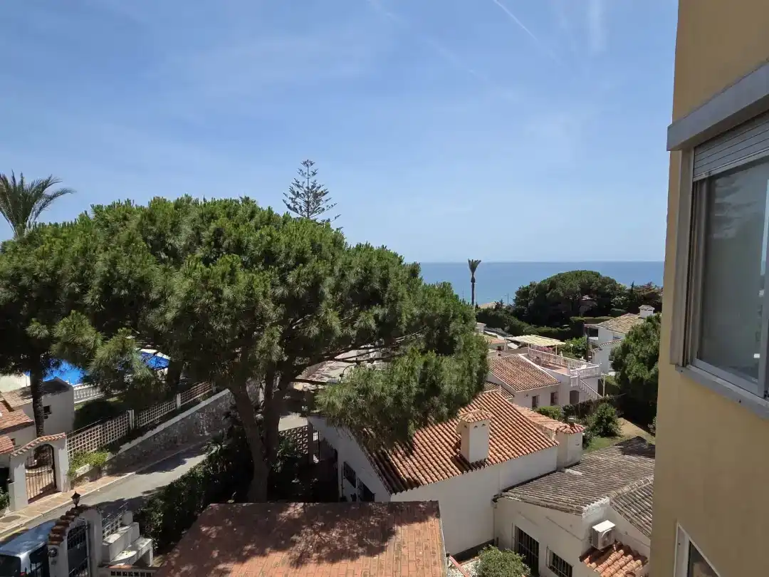 Außenansicht von Wohnungen zum Verkauf in Mijas mit Klimaanlage, Schwimmbad und Balkon