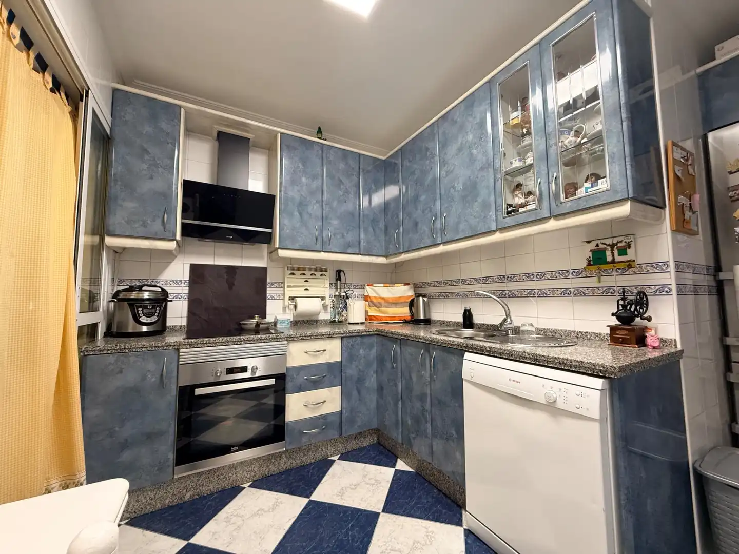 Küche von Wohnung zum Verkauf in Sevilla mit Klimaanlage, Terrasse und Balkon