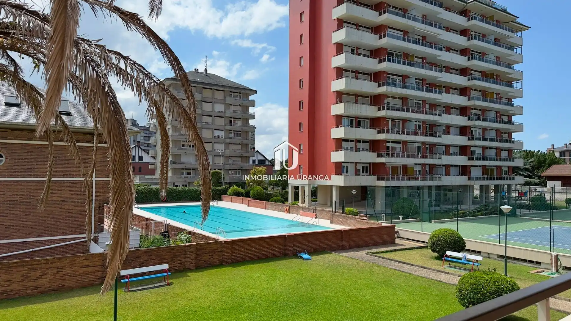 Piscina de Piso en venta en Laredo con Calefacción, Terraza y Piscina comunitaria