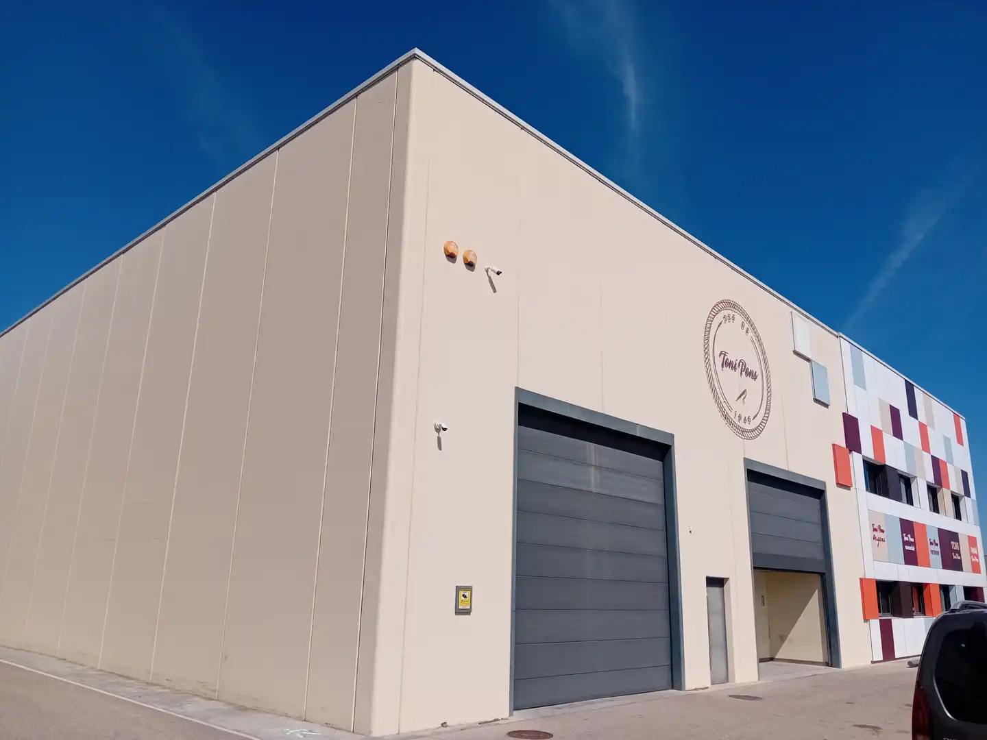 Vista exterior de Nave industrial de alquiler en Girona Capital con Alarma
