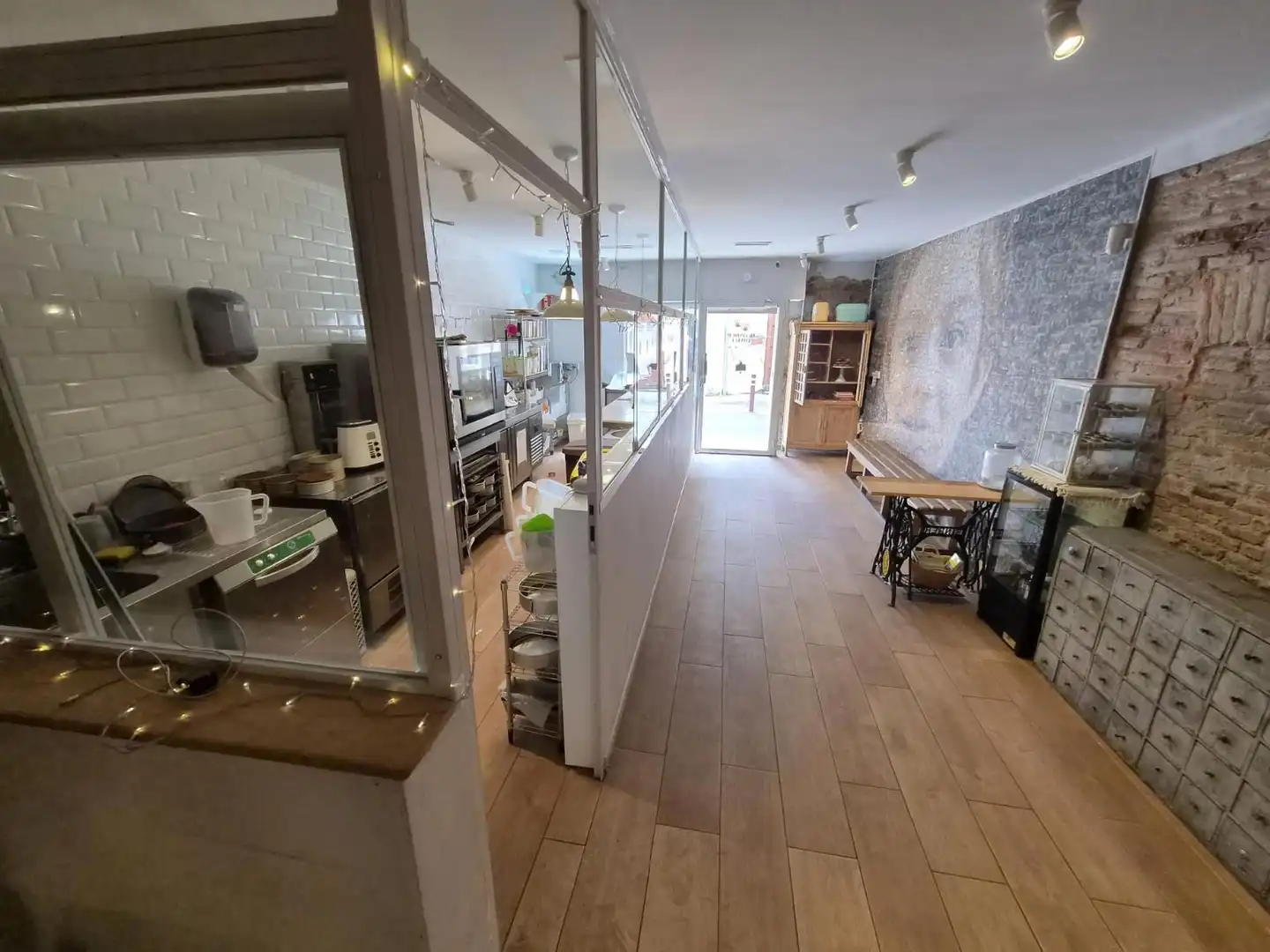 Cuina de Local en traspas en Barcelona amb Aire condicionat i Moblat