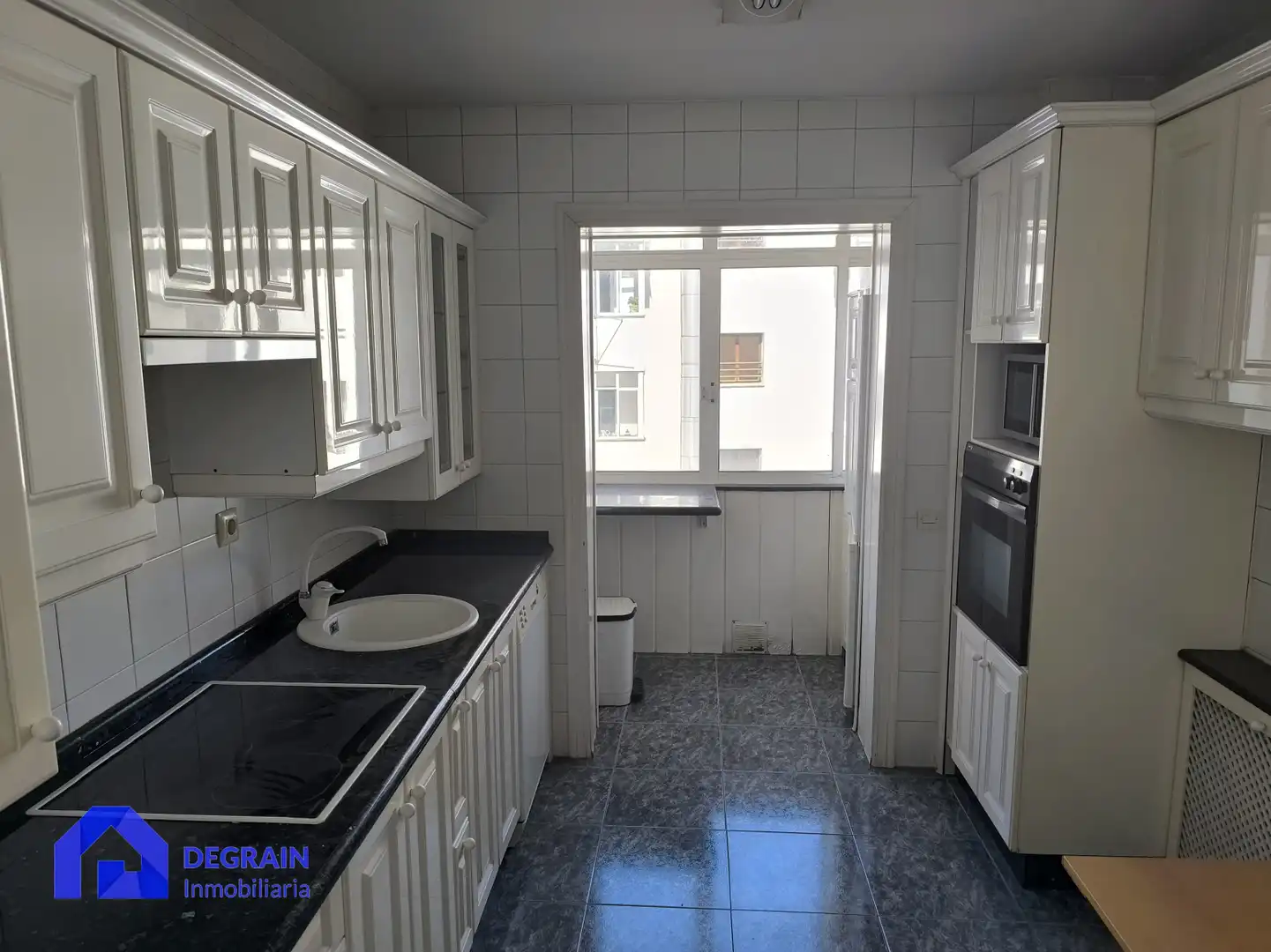 Cocina de Piso en venta en Oviedo  con Calefacción y Trastero