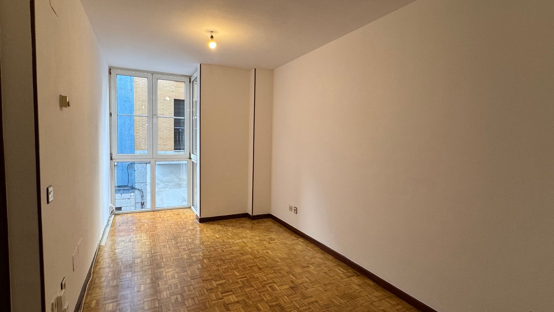 Dormitori de Apartament en venda en Gijón  amb Calefacció, Parquet i Forn