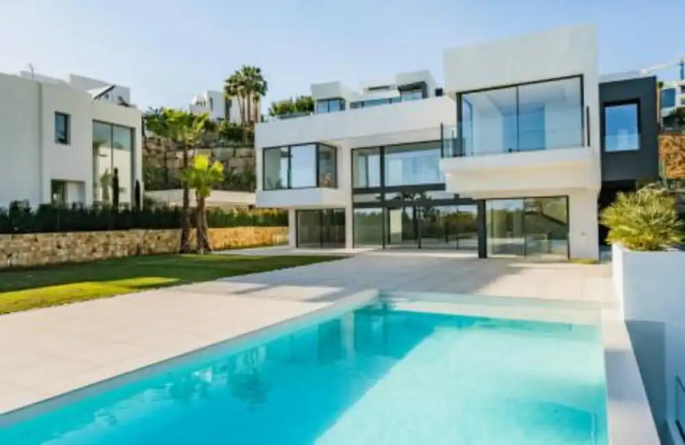 Vista exterior de Casa o xalet de lloguer en Benahavís amb Aire condicionat, Jardí privat i Terrassa
