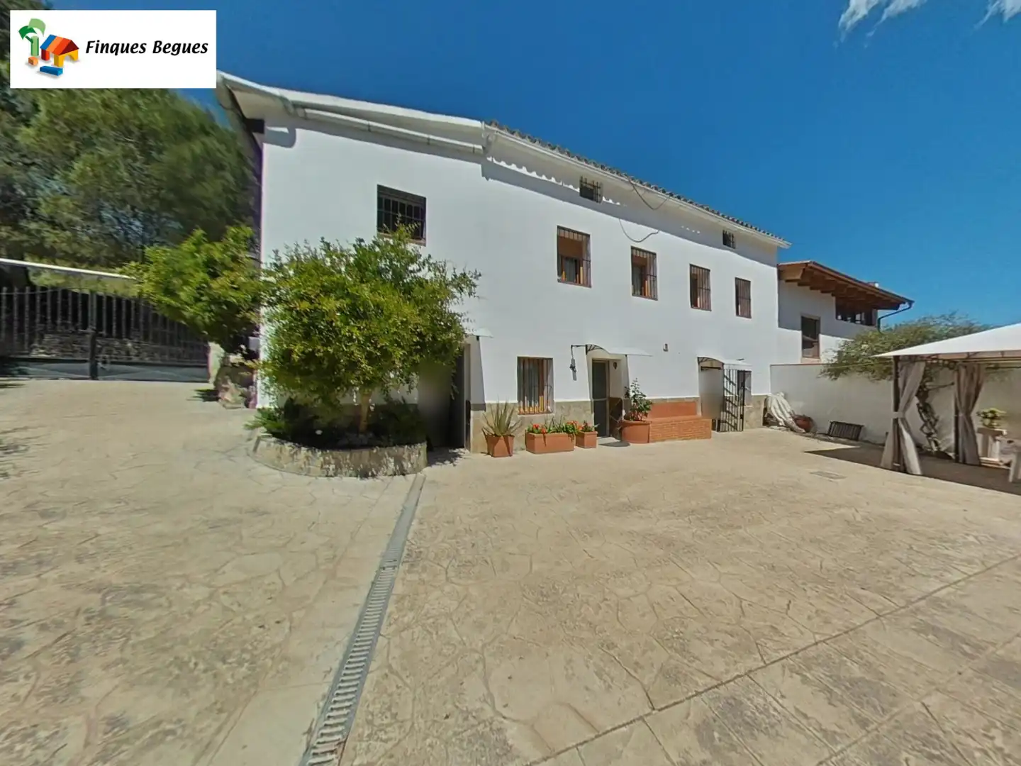 Vista exterior de Finca rústica en venda en Begues amb Calefacció, Jardí privat i Moblat