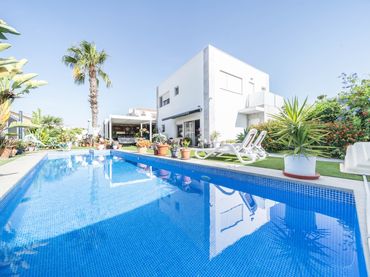 Casa con piscina en venta en Zona Carrefour - Urbanizaciones