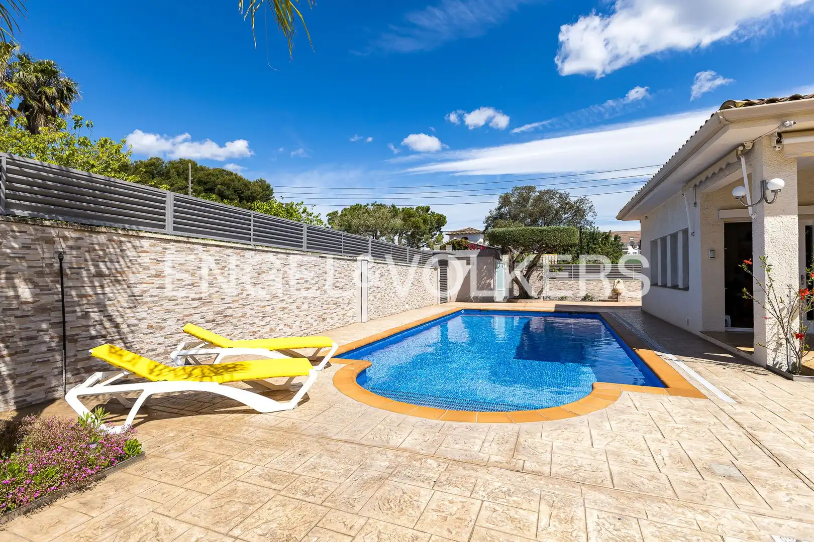 Swimming pool of Houses for sale in Roda de Berà  with Air Conditioner, Heating and Private garden