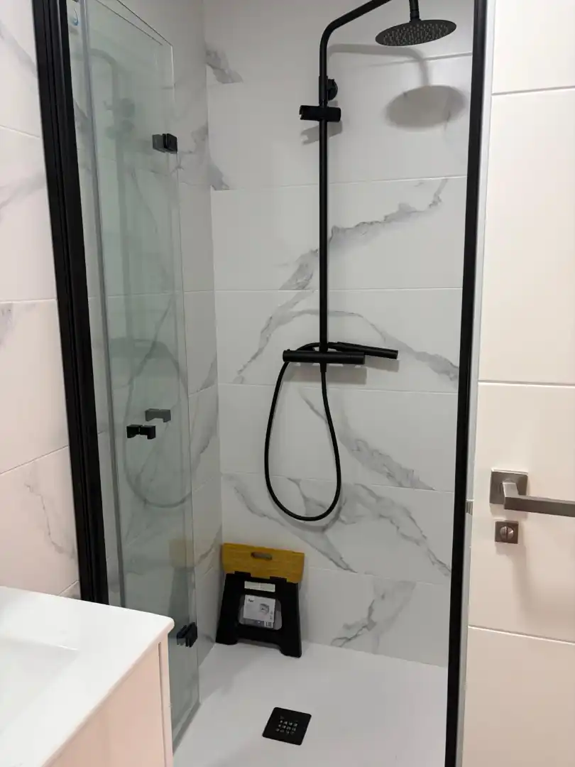 Badezimmer von Wohnungen zur Miete in Cangas  mit Möbliert, Ofen und Waschmaschine