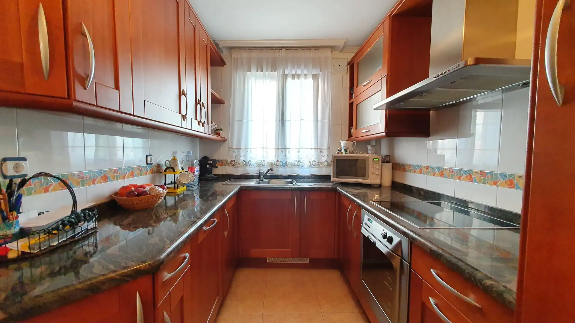 Cuina de Casa adosada en venda en Dueñas amb Calefacció, Parquet i Terrassa