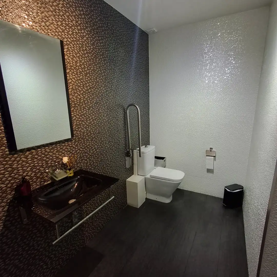 Baño de Local en traspaso en Tarragona con Aire acondicionado, Calefacción y Amueblado