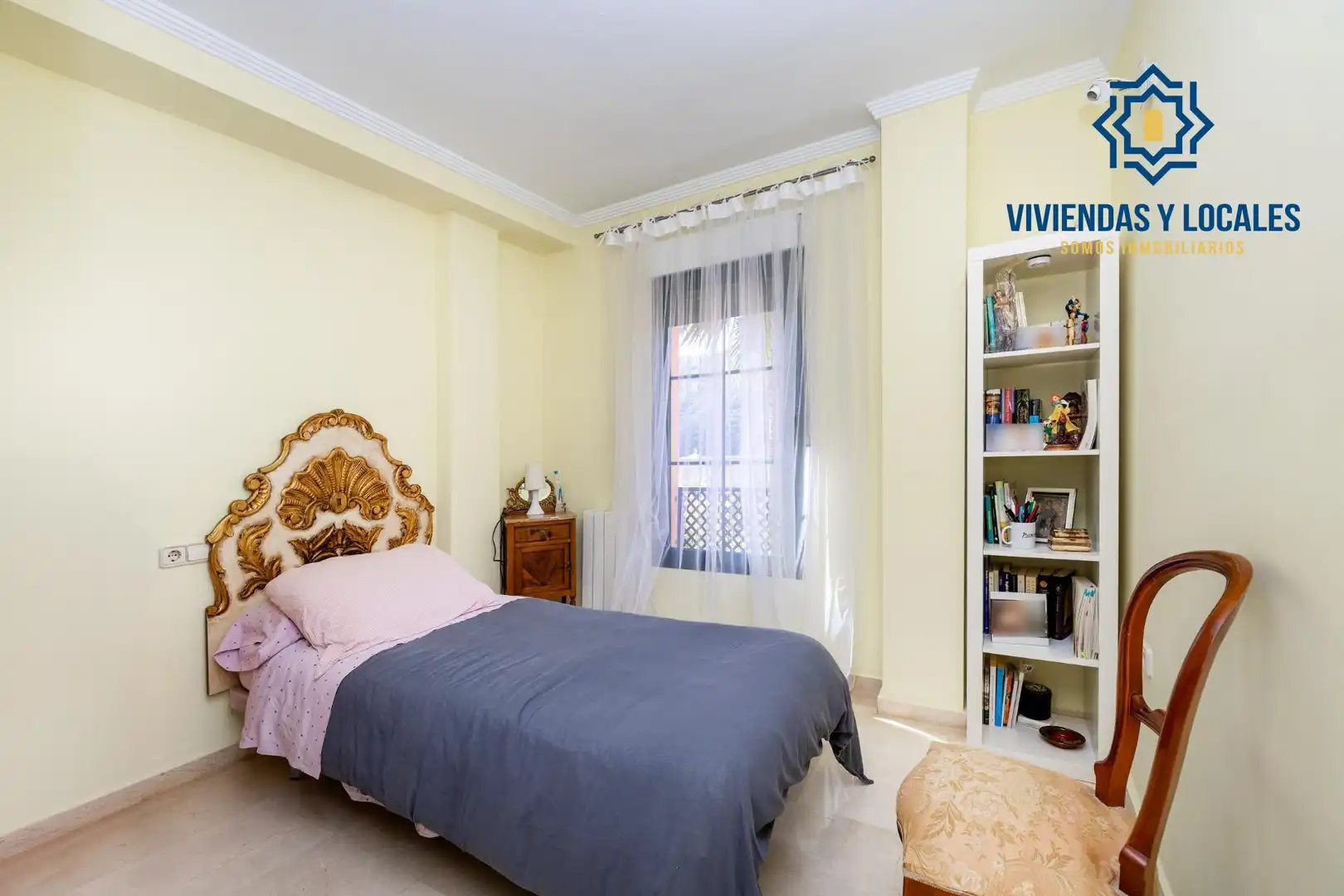 Habitación de Casa adosada en venta en Granada con Aire acondicionado, Calefacción y Jardín privado