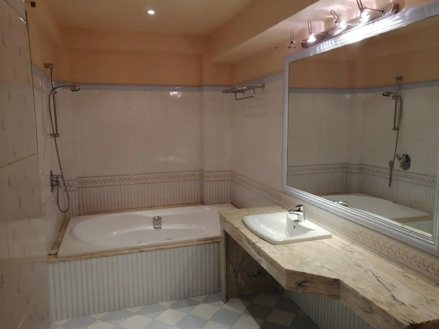 Bathroom of Flat for sale in Sevilla  with Air Conditioner, Furnished and Oven