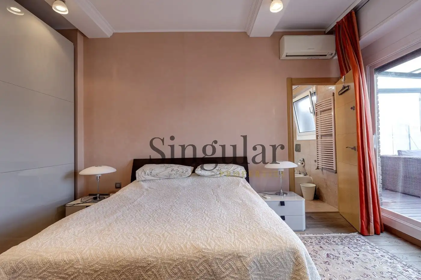 Schlafzimmer von Dachboden zur Miete in Barcelona mit Klimaanlage, Heizung und Privatgarten