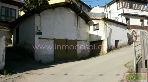 En la plaza de Boo, se vende solar urbano. En la actualidad cuenta con una construcción que es un pajar pero se podría utilizar pa