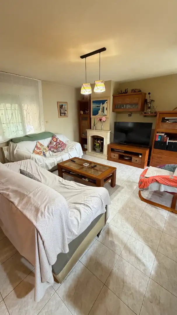 Sala d'estar de Casa adosada en venda en Torres de la Alameda amb Aire condicionat, Calefacció i Jardí privat