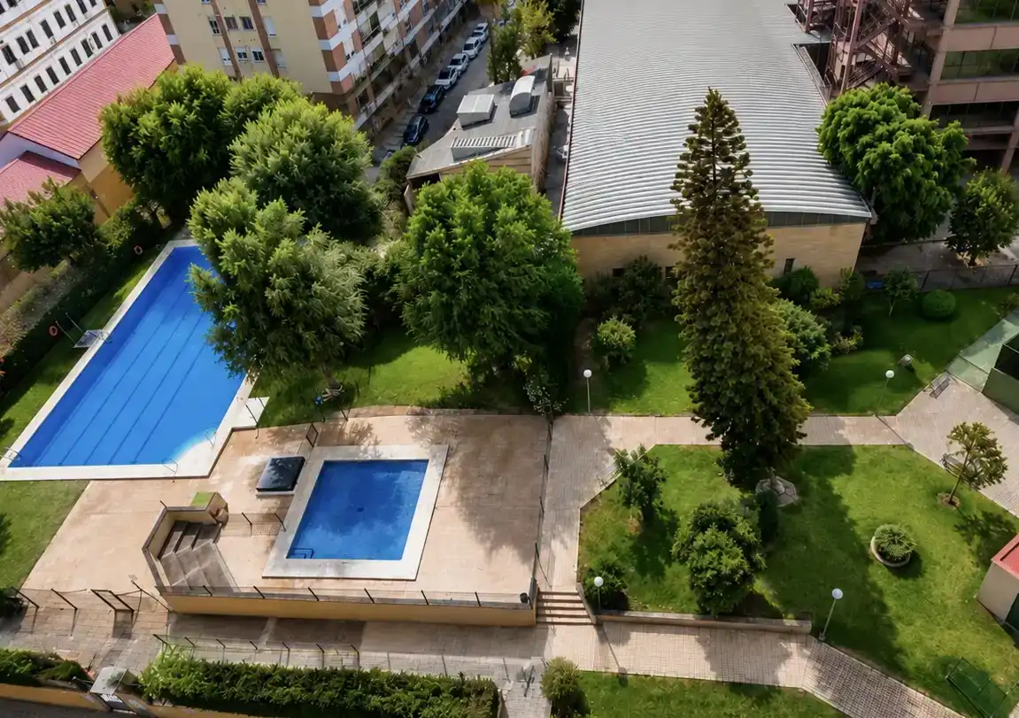 Piscina de Pis en venda en Sevilla amb Aire condicionat, Jardí privat i Parquet