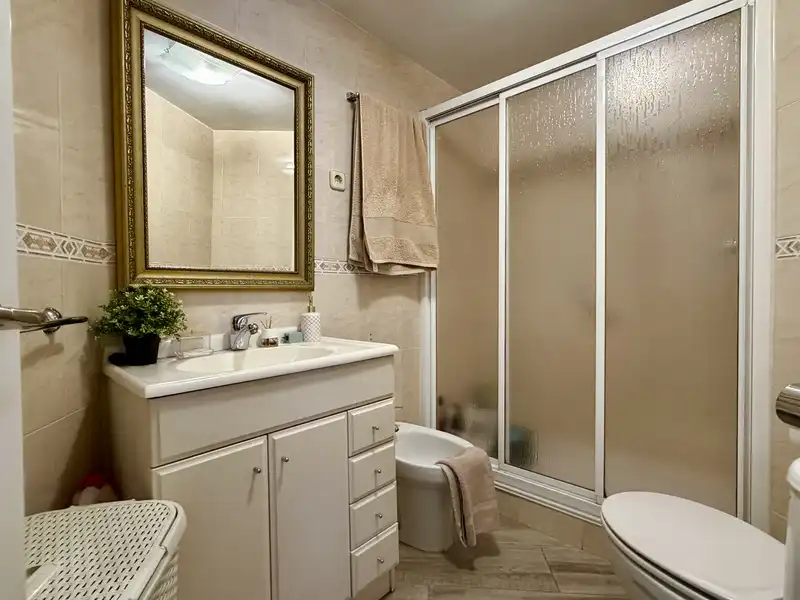 Bathroom of Flat for sale in Madrid  with Heating, Terrace and Storage room