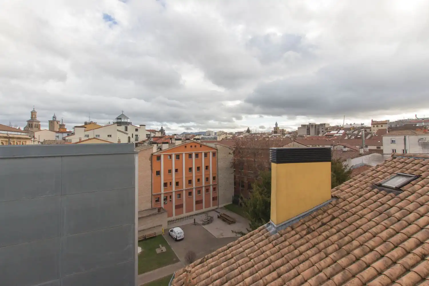 Vista exterior de Piso en venta en  Pamplona / Iruña con Calefacción y Balcón
