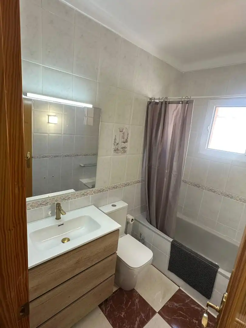 Baño de Dúplex de alquiler en Cartagena con Calefacción, Terraza y Amueblado