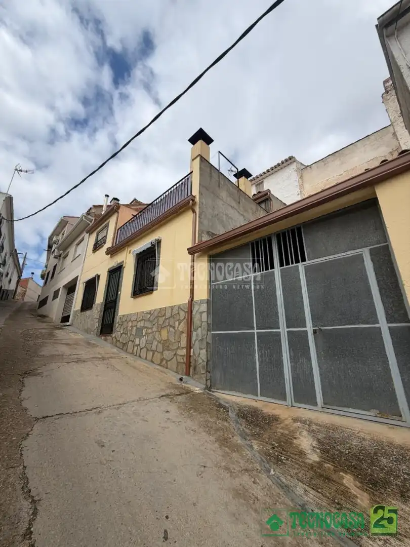 Vista exterior de Casa adosada en venta en Santa Cruz de la Zarza con Aire acondicionado y Terraza