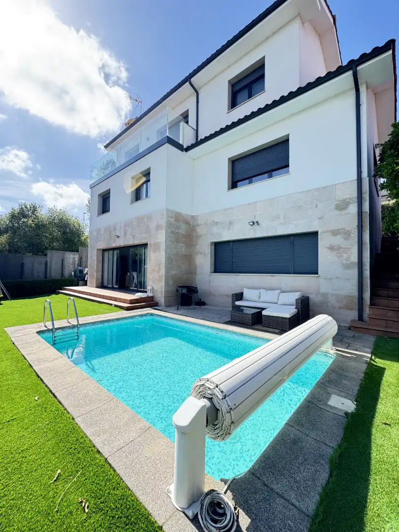 Piscina de Casa o xalet en venda en Avilés amb Calefacció, Jardí privat i Parquet