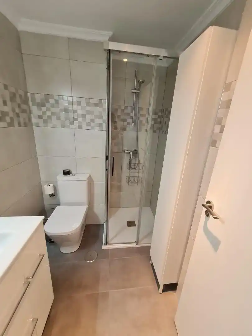 Bathroom of Flat for rent in  Sevilla Capital  with Air Conditioner and Balcony