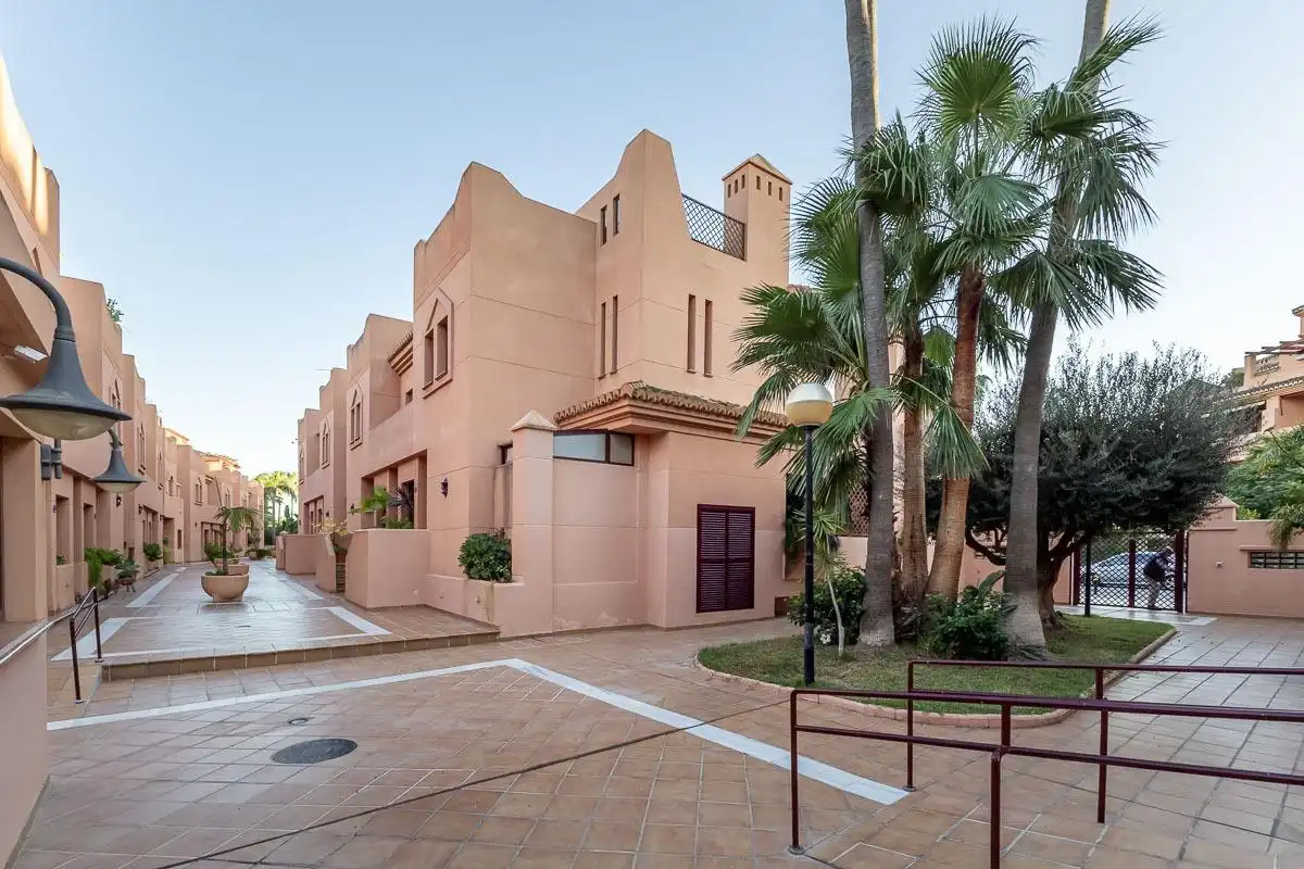 Vista exterior de Casa adosada en venta en Motril con Terraza, Balcón y Piscina comunitaria
