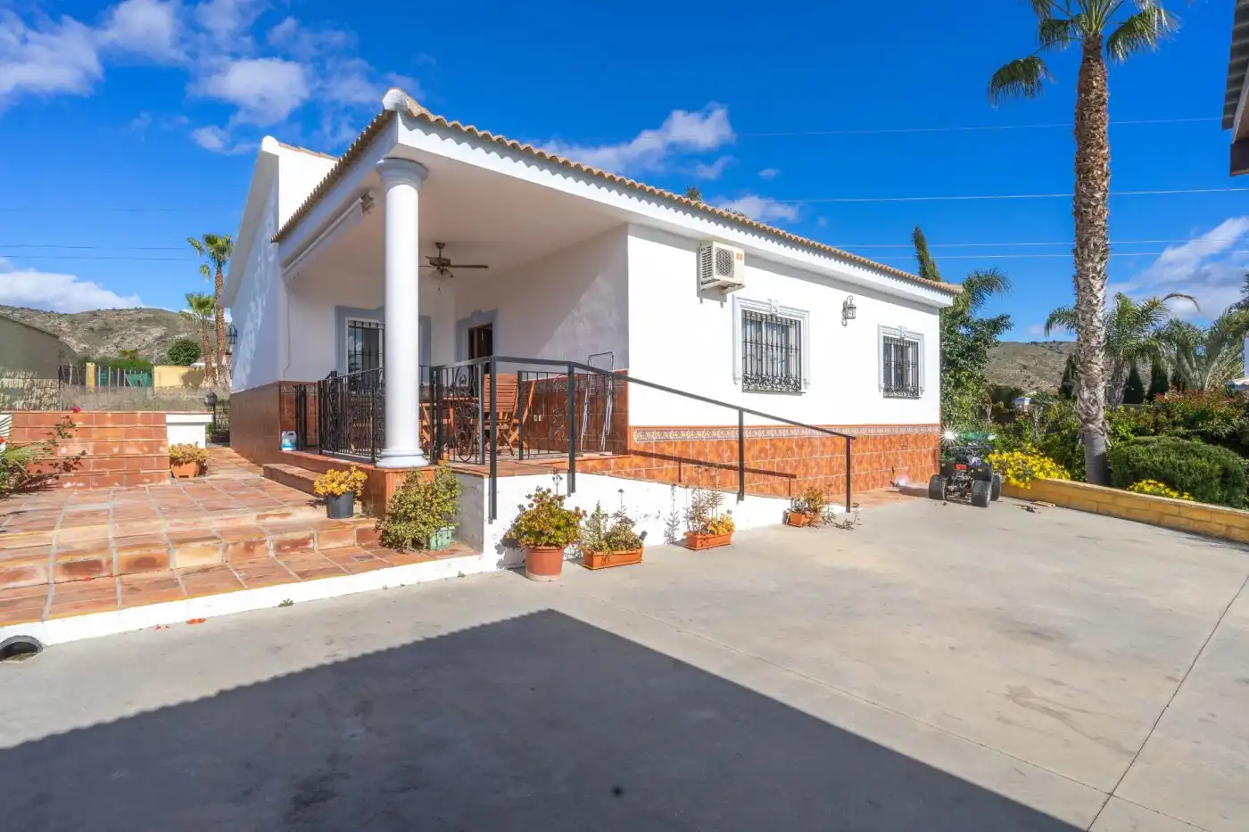 Vista exterior de Casa o xalet de lloguer en Alhaurín de la Torre amb Aire condicionat, Calefacció i Jardí privat