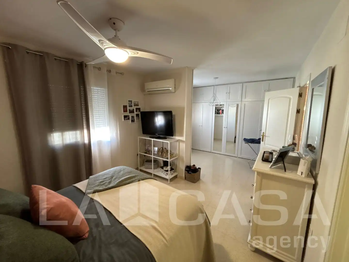 Schlafzimmer von Einfamilien-Reihenhaus zum Verkauf in Montequinto mit Heizung, Abstellraum und Schwimmbad