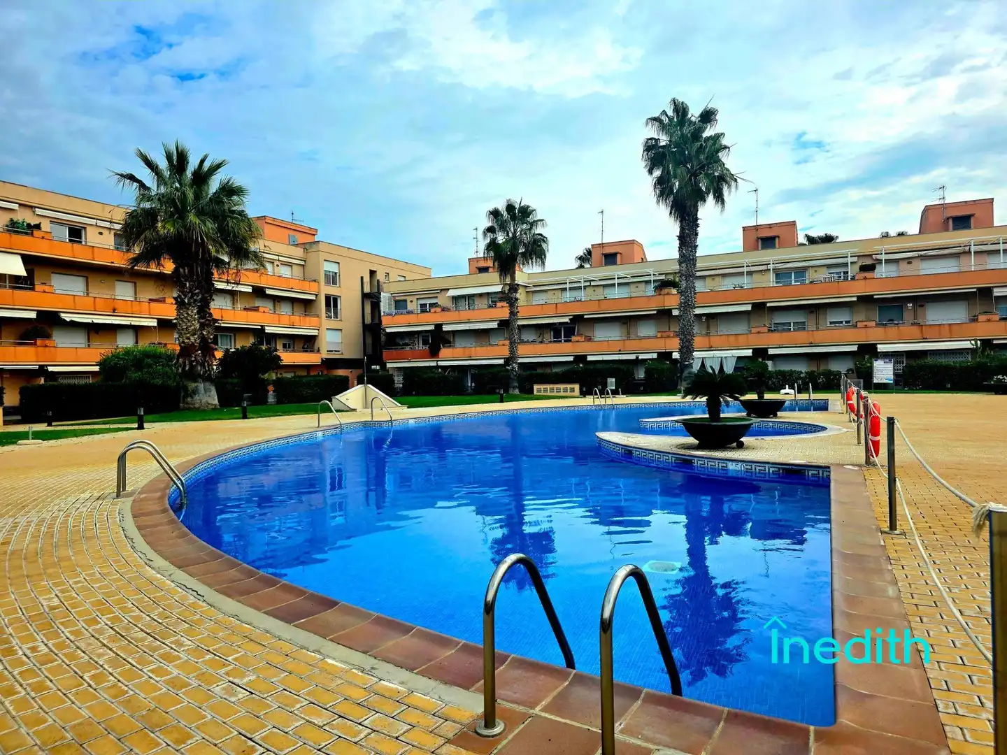 Piscina de Casa adosada en venda en Cubelles amb Aire condicionat, Calefacció i Jardí privat