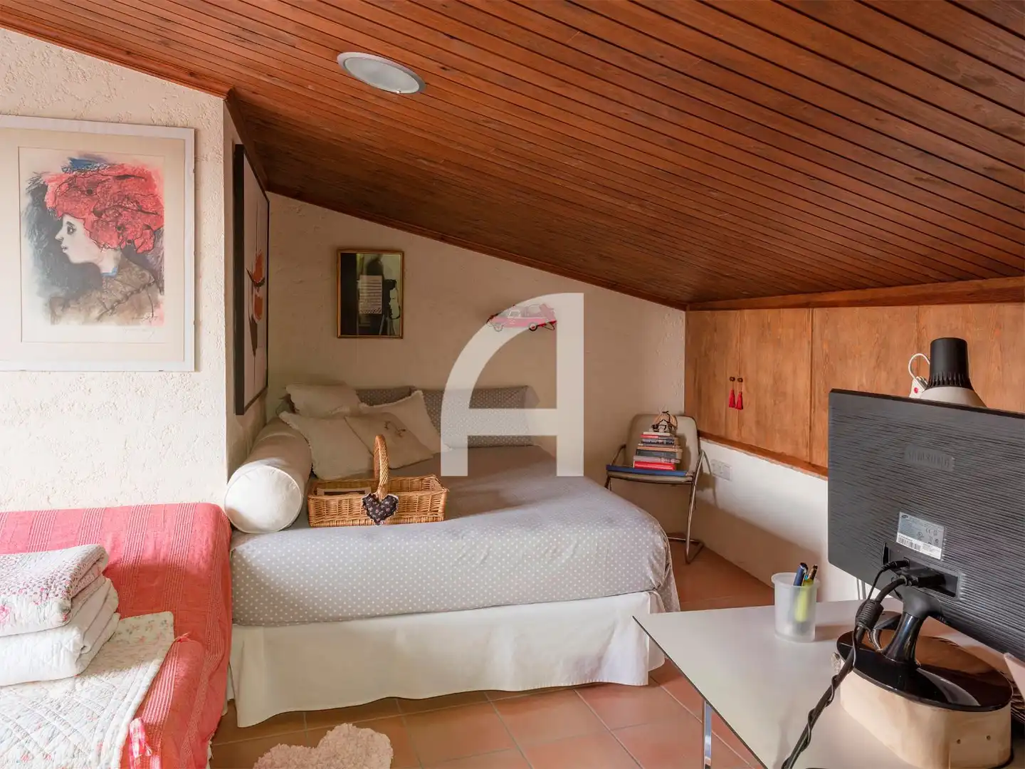 Habitación de Finca rústica en venta en Sant Miquel de Fluvià con Calefacción, Piscina y Amueblado