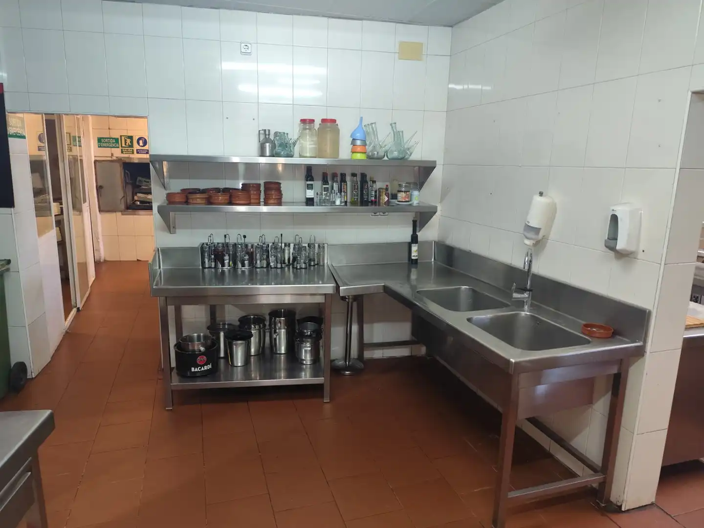Cuina de Local de lloguer en Torrefarrera amb Aire condicionat, Calefacció i Terrassa