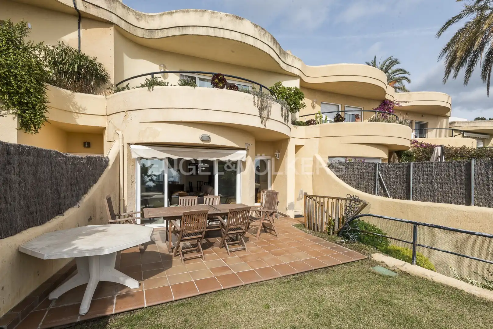 Vista exterior de Casa adosada en venda en Sitges amb Aire condicionat, Calefacció i Jardí privat