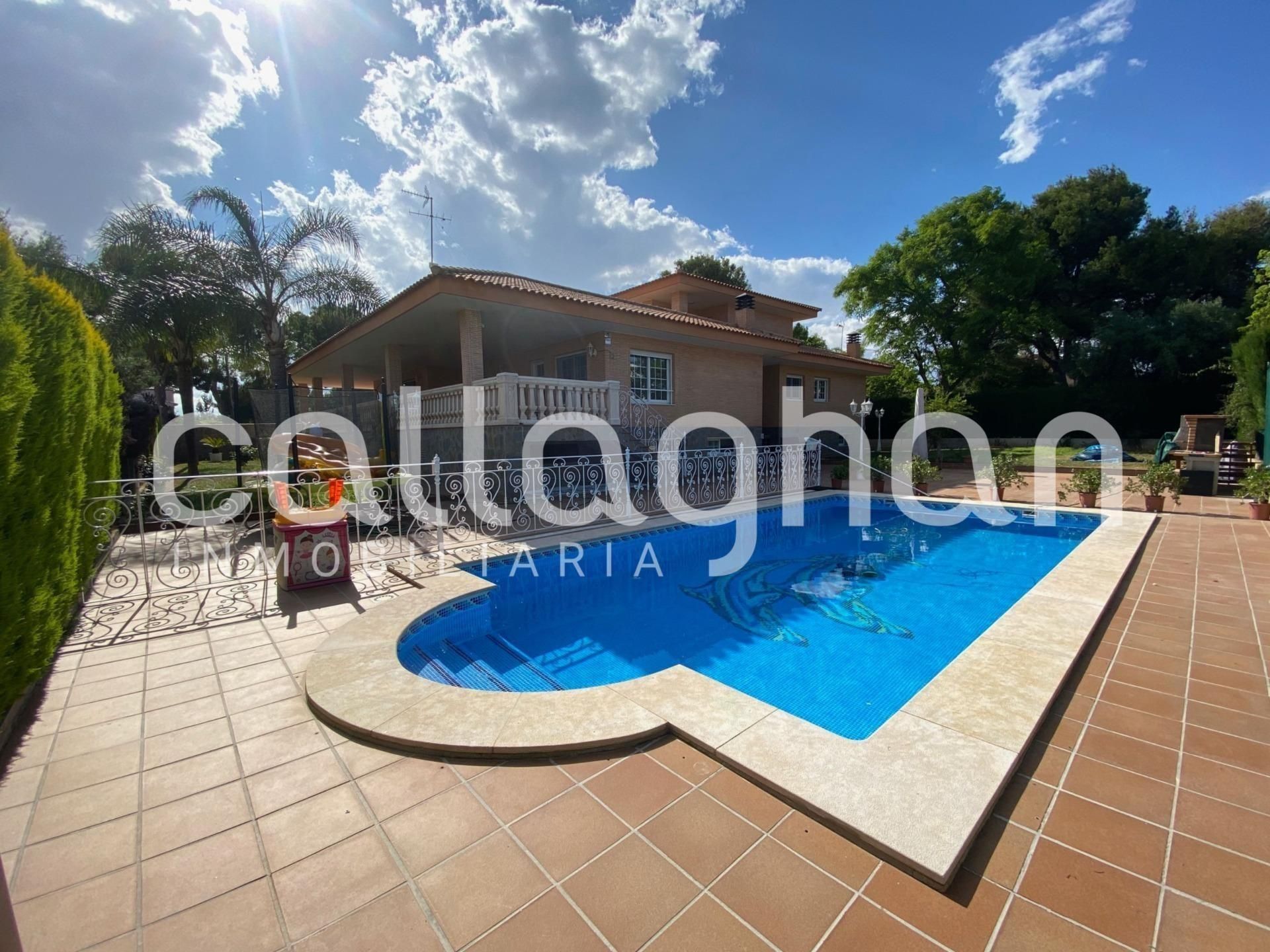Exterior view of House or chalet for sale in Serra  with Air Conditioner, Heating and Private garden