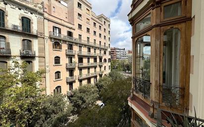 Außenansicht von Wohnung zum verkauf in  Barcelona Capital mit Balkon