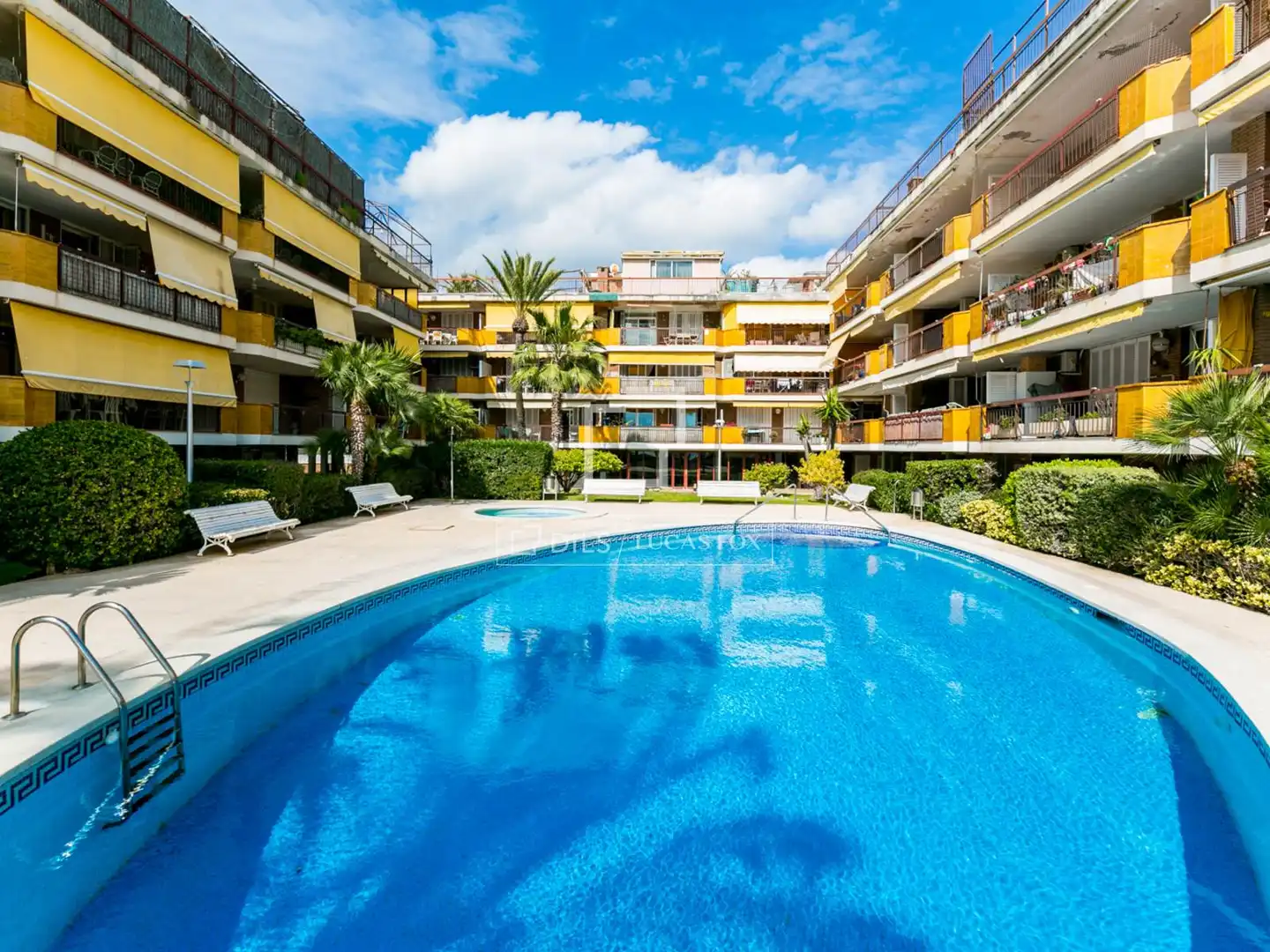 Außenansicht von Wohnung zum Verkauf in Castelldefels mit Heizung, Privatgarten und Terrasse