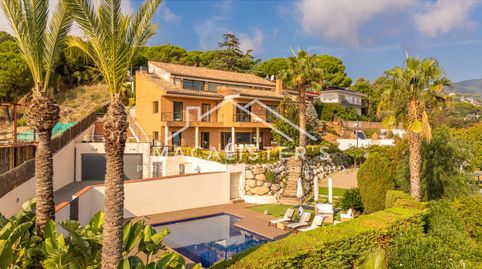 VILLA DE LUJO EN CABRILS CON PISCINA Y AMPLIOS ESPACIOS DE OCIO