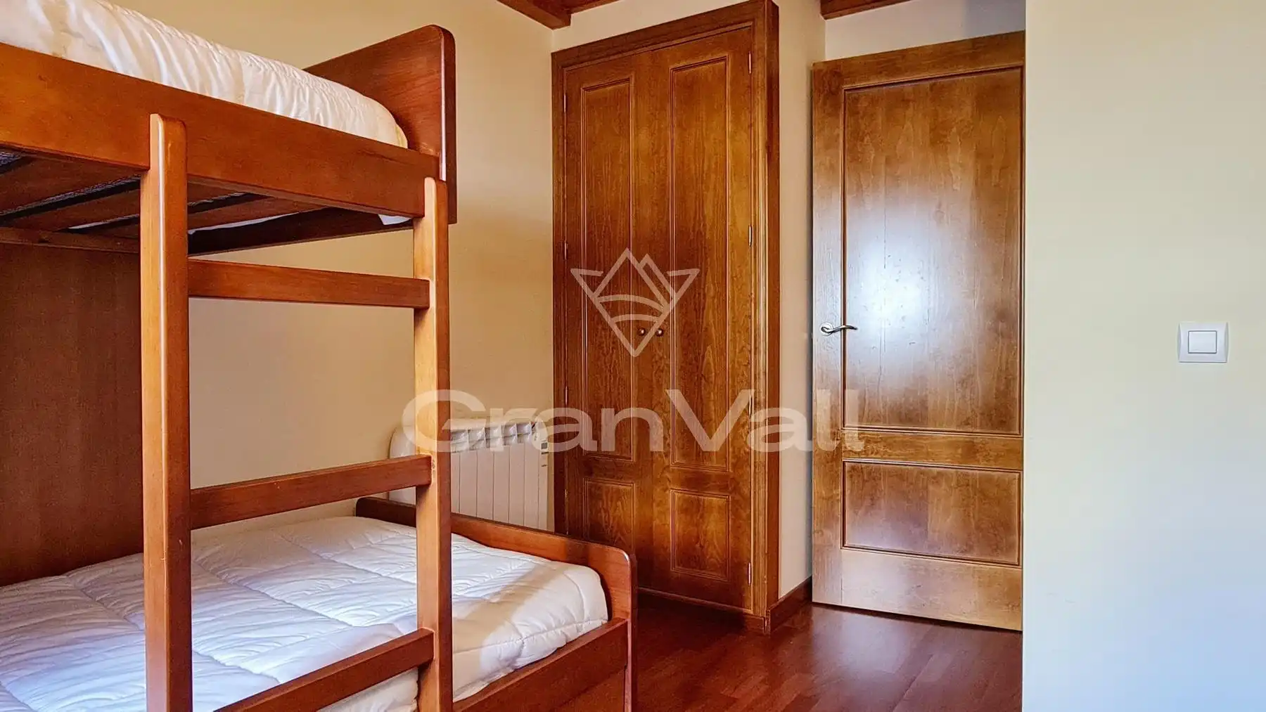 Schlafzimmer von Einfamilien-Reihenhaus zum Verkauf in Osséja mit Heizung, Parkett und Terrasse